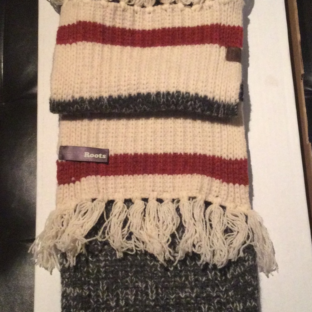 Roots cabin wool scarf